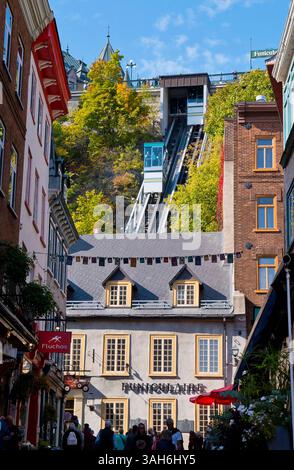 Kanada, Provinz Québec, Stadt Québec, Altstadt Québec, Vieux Québec. Rue Sous-le-Fort in Basse-Ville, der Unterstadt, führt zur Funiculaire du Vieux Quebec, der Seilbahn, die mit der Oberen Altstadt von Vieux Quebec verbunden ist Stockfoto