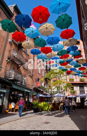 Kanada, Provinz Québec, Stadt Québec, Altstadt Québec, Vieux Québec. Chateau Frontenac mit den berühmten Regenschirmen auf der Rue du cUL-de-SAC im Quartier Petit Champlain in Basse-Ville, oder Unterstadt. Stockfoto