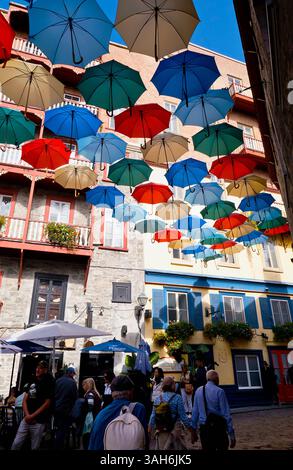 Kanada, Provinz Québec, Stadt Québec, v. Chateau Frontenac mit den berühmten Regenschirmen auf der Rue du cUL-de-SAC im Quartier Petit Champlain in Basse-Ville oder Lower Town. Stockfoto