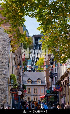 Kanada, Provinz Québec, Stadt Québec, Altstadt Québec, Vieux Québec. Rue Sous-le-Fort in Basse-Ville, der Unterstadt, führt zur Funiculaire du Vieux Quebec, der Seilbahn, die mit der Oberen Altstadt von Vieux Quebec verbunden ist Stockfoto