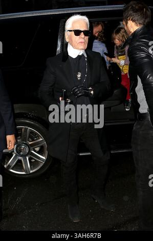 31. März 2015 – New York City, NY, USA – Designer Karl Lagerfeld kommt am 31 2015. März zu einer Chanel Fashion Show im Park Lane Armory in New York City (Foto: © Zelig Shaul/Ace Pictures/ZUMA Wire) Stockfoto