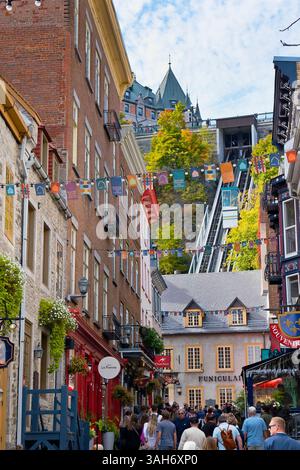 Kanada, Provinz Québec, Stadt Québec, Altstadt Québec, Vieux Québec. Rue Sous-le-Fort in Basse-Ville, der Unterstadt, führt zur Funiculaire du Vieux Quebec, der Seilbahn, die mit der Oberen Altstadt von Vieux Quebec verbunden ist Stockfoto