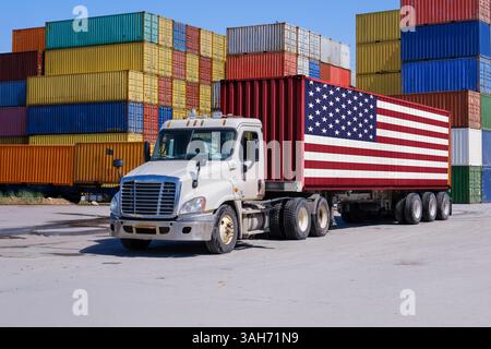 Ein mit den USA gekennzeichneter Versandbehälter auf einem Lkw, der den amerikanischen internationalen Handel veranschaulicht – Montage Stockfoto