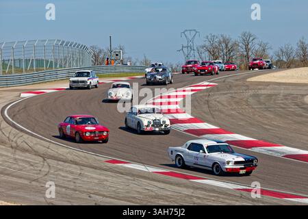 DIJON, FRANKREICH, 8. April 2025: Die Teilnehmer fahren auf dem Dijon-Prenois während der Historic Tour Auto. Tour de France Automobile war ein einzigartiges Ereignis in Mo Stockfoto
