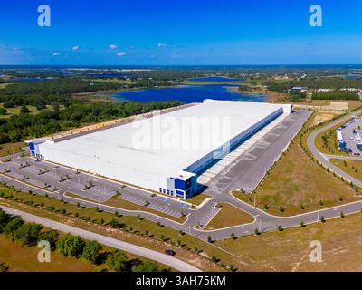 Groveland, FL, USA - 7. April 2025: Groveland Central Logistics Warehouse. Stockbild der Luftdrohne Stockfoto