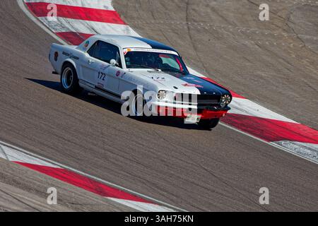 DIJON, FRANKREICH, 8. April 2025: Die Teilnehmer fahren auf dem Dijon-Prenois während der Historic Tour Auto. Tour de France Automobile war ein einzigartiges Ereignis in Mo Stockfoto