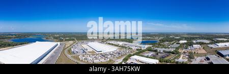 Groveland, FL, USA - 7. April 2025: Luftpanorama Amazon-Lager Groveland Florida Stockfoto