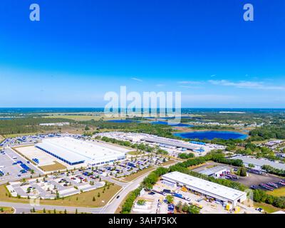 Groveland, FL, USA - 7. April 2025: Groveland Florida Amazon Vertriebszentrum Stockfoto