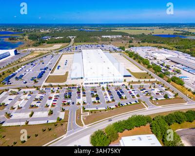 Groveland, FL, USA – 7. April 2025: Vertriebszentrum für Groveland Florida Amazon-Lager. Drohnenfotografie aus der Luft Stockfoto