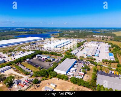 Groveland, FL, USA – 7. April 2025: Vertriebszentrum für Groveland Florida Amazon-Lager. Drohnenfotografie aus der Luft Stockfoto