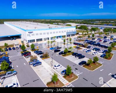 Groveland, FL, USA – 7. April 2025: Vertriebszentrum für Groveland Florida Amazon-Lager. Drohnenfotografie aus der Luft Stockfoto