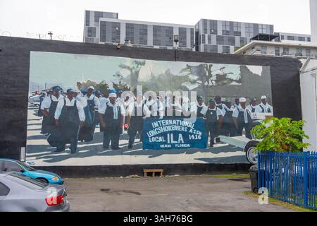 Miami, FL, USA - 30. März 2025: Wandmalerei der International Longshoremens Association Local ILA 1416 Miami Florida Stockfoto