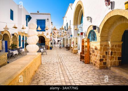 Eine Straße mit Geschäften in der Medina von Yasmine Hammamet, Tunesien. Stockfoto
