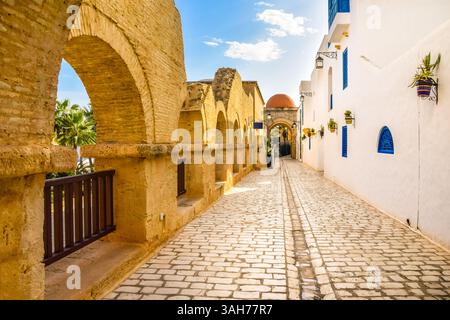 Eine Straße in der Medina von Yasmine, Hammamet, Tunesien. Stockfoto