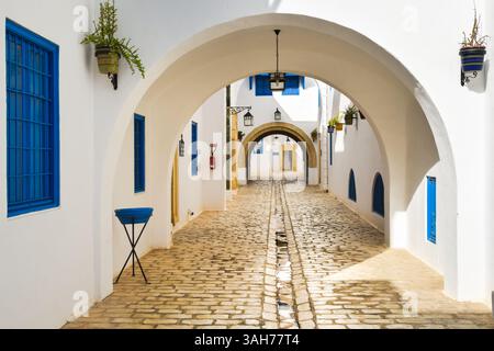 Eine Straße in der Medina von Yasmine, Hammamet, Tunesien. Stockfoto
