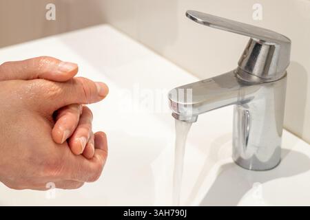 Händewaschen. Körperhygiene. Waschbakterien und Keime. Stockfoto
