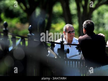 17. Juni 2015 – Charlotte, NC, USA – Carolina Panthers General Manager Dave Gettleman hält am Mittwoch, den 17. Juni 2015, vor dem Minicamp des Teams in Charlotte, N.C., an und spricht mit Fans. (Abbildung: © Jeff SINER/TNS/ZUMA Wire) Stockfoto