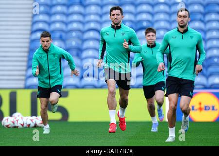 Dani Vivian (Zentrum) und Teamkollegen von Bilbao während eines Trainings im Ibrox Stadium, Glasgow. Bilddatum: Mittwoch, 9. April 2025. Stockfoto
