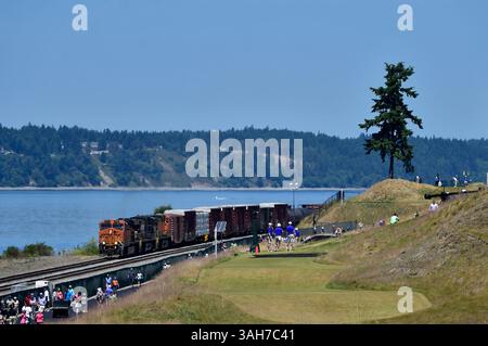 Am 17. Juni 2015 fährt Ein Zug am Open Course Wednesday in CHAMBERS BAY, University Place, Washington vorbei. . . George Holland / Cal Sport Media. (Bild: © George Holland/Cal Sport Media/ZUMAPRESS.com) Stockfoto
