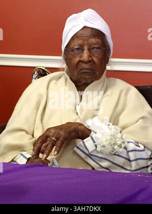 18. Juni 2015 – Michigan, MI, USA – Jeralean Talley, geboren am 23. Mai 1899, plant, einen neuen Meilenstein zu feiern: Am Samstag wird er 116, feiert im Inkster District Office des Michigan Department of Health and Human Services, Donnerstag, 21. Mai 2015. Elisha Anderson/Detroit Free Pres (Foto: © Detroit Free Press/ZUMA Wire) Stockfoto