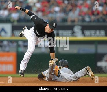 18. Juni 2015 – Chicago, IL, USA – Gordon Beckham der Chicago White Sox markiert Starling Marte der Pittsburgh Pirates und versucht am Donnerstag, den 18. Juni 2015, die zweite Basis im ersten Inning im U.S. Cellular Field in Chicago zu stehlen. (Bild: © John J. Kim/TNS/ZUMA Wire) Stockfoto
