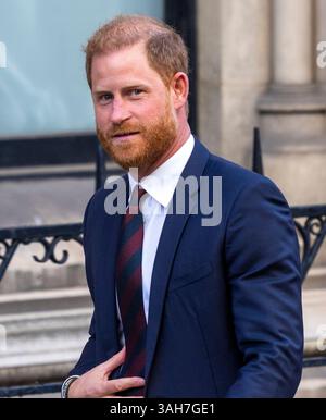 London, Großbritannien. April 2025. Der Duke of Sussex verlässt die Royal Courts of Justice während seiner Berufung gegen ein Urteil des High Court über seine Klage gegen das Innenministerium wegen des Sicherheitsniveaus, das er jetzt während seines Aufenthalts im Vereinigten Königreich erhält. Die Entscheidung, seine Sicherheitsvorkehrungen während des Aufenthalts im Vereinigten Königreich herabzusetzen, hat seinen Rechtsbehelf eingebracht. Quelle: Karl Black/Alamy Live News Stockfoto
