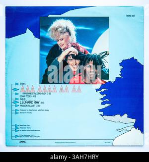 Die Rückseite der 12-Zoll-Single von You Take Me Up von The Thompson Twins, die 1984 veröffentlicht wurde Stockfoto