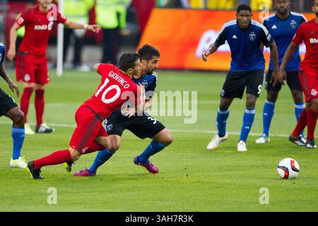 30. Mai 2015: Toronto FC Stürmer Sebastian Giovinco (10) kämpft um den Ball während eines MLS-Spiels zwischen Toronto FC und San Jose Earthakes auf dem BMO Field in Toronto, ON. (Bild: © Kevin Sousa/Cal Sport Media/ZUMAPRESS.com) Stockfoto