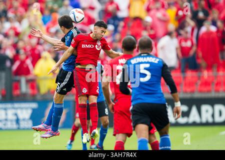 30. Mai 2015: Toronto FC Mittelfeldspieler Jonathan Osorio (21) kämpft um den Ball während eines MLS-Spiels zwischen Toronto FC und San Jose Earthakes auf dem BMO Field in Toronto, ON. (Bild: © Kevin Sousa/Cal Sport Media/ZUMAPRESS.com) Stockfoto
