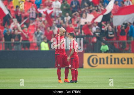 30. Mai 2015: Toronto FC Mittelfeldspieler Michael Bradley (4) und Toronto FC Stürmer Sebastian Giovinco (10), bevor er während eines MLS-Spiels zwischen Toronto FC und San Jose Earthakes auf dem BMO Field in Toronto, ON, anfängt. (Bild: © Kevin Sousa/Cal Sport Media/ZUMAPRESS.com) Stockfoto
