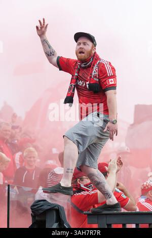 30. Mai 2015: Toronto FC-Fan bei einem MLS-Spiel zwischen dem Toronto FC und San Jose Earthakes im BMO Field in Toronto. (Bild: © Kevin Sousa/Cal Sport Media/ZUMAPRESS.com) Stockfoto