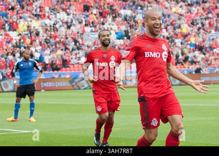 30. Mai 2015: Torontos FC-Stürmer Luke Moore (27) feiert sein Tor in der ersten Halbzeit bei einem MLS-Spiel zwischen dem Toronto FC und San Jose Earthakes im BMO Field in Toronto, ON. (Bild: © Kevin Sousa/Cal Sport Media/ZUMAPRESS.com) Stockfoto