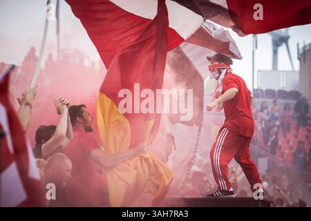 30. Mai 2015: Toronto FC-Fan bei einem MLS-Spiel zwischen dem Toronto FC und San Jose Earthakes im BMO Field in Toronto. (Bild: © Kevin Sousa/Cal Sport Media/ZUMAPRESS.com) Stockfoto