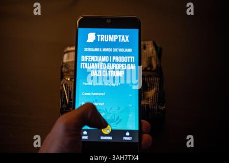 Italien. April 2025. In dieser Fotoabbildung wird die TrumpTax-Webanwendung auf einem Smartphone ausgeführt. Das TrumpTax-Projekt wird von der italienischen Fraktion Alleanza Verdi e Sinistra (Allianz der Grünen und Linken) gefördert, um die Verbraucher über die Herkunft der Produkte zu informieren. Ihr Ziel ist es, den US-Zöllen entgegenzuwirken, indem sie bewusste Kaufentscheidungen fördern. (Credit Image: © Vincenzo Nuzzolese/SOPA Images via ZUMA Press Wire) NUR REDAKTIONELLE VERWENDUNG! Nicht für kommerzielle ZWECKE! Stockfoto