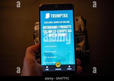 Italien. April 2025. In dieser Fotoabbildung wird die TrumpTax-Webanwendung auf einem Smartphone ausgeführt. Das TrumpTax-Projekt wird von der italienischen Fraktion Alleanza Verdi e Sinistra (Allianz der Grünen und Linken) gefördert, um die Verbraucher über die Herkunft der Produkte zu informieren. Ihr Ziel ist es, den US-Zöllen entgegenzuwirken, indem sie bewusste Kaufentscheidungen fördern. (Credit Image: © Vincenzo Nuzzolese/SOPA Images via ZUMA Press Wire) NUR REDAKTIONELLE VERWENDUNG! Nicht für kommerzielle ZWECKE! Stockfoto