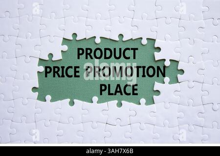 Symbol für Produktpreis Promotion-Ort. Weißes Puzzle mit den Worten Product Price Promotion Place. Wunderschöner graugrüner Hintergrund. Geschäftskonzept. Kopie s Stockfoto