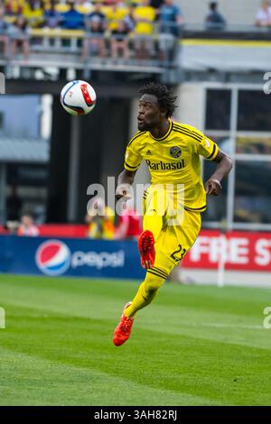 Kei Kamara (23) erhält einen Pass während des Spiels zwischen Orlando City SC und Columbus Crew SC im MAPFRE Stadium in Columbus OH. Am 18. April 2015. (Foto: © Dorn BYG/Cal Sport Media/ZUMAPRESS.com) Stockfoto