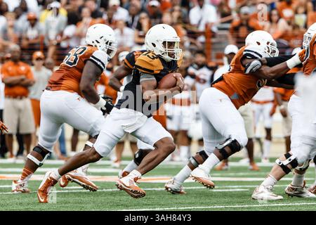18. April 2105: Texas Longhorns Quarterback Jerrod Heard (13) führt den Ball während der jährlichen Texas Orange-White Football-Tour im Darrell K Royal-Texas Memorial Stadium in Austin, Texas. (Kreditbild: © Tim Warner/Cal Sport Media/ZUMAPRESS.com) Stockfoto