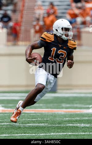 18. April 2105: Texas Longhorns Quarterback Jerrod Heard (13) führt den Ball während der jährlichen Texas Orange-White Football-Tour im Darrell K Royal-Texas Memorial Stadium in Austin, Texas. (Kreditbild: © Tim Warner/Cal Sport Media/ZUMAPRESS.com) Stockfoto