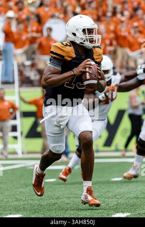 18. April 2105: Texas Longhorns Quarterback Jerrod Heard (13) schaut während der jährlichen Texas Orange-White Football-Tour im Darrell K Royal-Texas Memorial Stadium in Austin, Texas, Texas, zu bestehen. (Kreditbild: © Tim Warner/Cal Sport Media/ZUMAPRESS.com) Stockfoto
