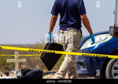 Forensische Ermittler arbeiten an Tatorten in Mexiko, dokumentieren Beweise und sichern Bereiche im Rahmen offizieller strafrechtlicher Ermittlungen. Stockfoto