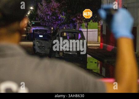 Forensische Ermittler arbeiten an Tatorten in Mexiko, dokumentieren Beweise und sichern Bereiche im Rahmen offizieller strafrechtlicher Ermittlungen. Stockfoto