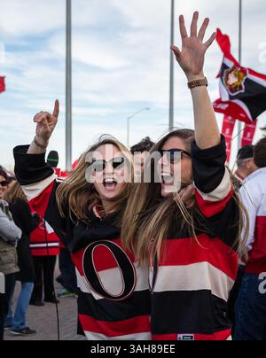19. April 2015: Die Fans der Ottawa Senators jubeln vor dem dritten Spiel der ersten Runde der Stanley Cup Playoffs 2015 zwischen den Montreal Canadiens und den Ottawa Senators im Canadian Tire Centre in Ottawa, Ontario, Kanada. Die Montreal Canadiens besiegten die Ottawa Senators 2-1 in Überstunden und führten die Serie 3:0 an. Philippe Bouchard/CSM(Bild: © Philippe Bouchard/Cal Sport Medi/Cal Sport Media/ZUMAPRESS.com) Stockfoto