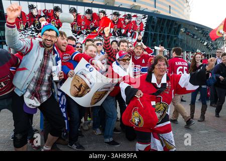 19. April 2015: Die Fans der Ottawa Senators treten vor den Fans der Montreal Canadiens vor dem dritten Spiel der ersten Runde der Stanley Cup Playoffs 2015 zwischen den Montreal Canadiens und den Ottawa Senators im Canadian Tire Centre in Ottawa, Ontario, Kanada. Die Montreal Canadiens besiegten die Ottawa Senators 2-1 in Überstunden und führten die Serie 3:0 an. Philippe Bouchard/CSM(Bild: © Philippe Bouchard/Cal Sport Medi/Cal Sport Media/ZUMAPRESS.com) Stockfoto