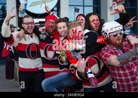19. April 2015: Die Fans der Ottawa Senators jubeln vor dem dritten Spiel der ersten Runde der Stanley Cup Playoffs 2015 zwischen den Montreal Canadiens und den Ottawa Senators im Canadian Tire Centre in Ottawa, Ontario, Kanada. Die Montreal Canadiens besiegten die Ottawa Senators 2-1 in Überstunden und führten die Serie 3:0 an. Philippe Bouchard/CSM(Bild: © Philippe Bouchard/Cal Sport Medi/Cal Sport Media/ZUMAPRESS.com) Stockfoto