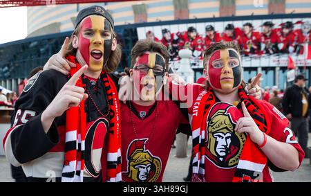 19. April 2015: Die Fans der Ottawa Senators jubeln vor dem dritten Spiel der ersten Runde der Stanley Cup Playoffs 2015 zwischen den Montreal Canadiens und den Ottawa Senators im Canadian Tire Centre in Ottawa, Ontario, Kanada. Die Montreal Canadiens besiegten die Ottawa Senators 2-1 in Überstunden und führten die Serie 3:0 an. Philippe Bouchard/CSM(Bild: © Philippe Bouchard/Cal Sport Medi/Cal Sport Media/ZUMAPRESS.com) Stockfoto