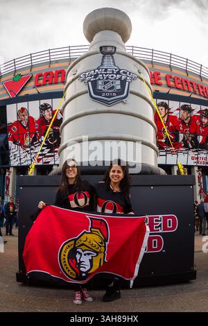 19. April 2015: Die Fans der Ottawa Senators posieren für die Kamera vor dem dritten Spiel der ersten Runde der Stanley Cup Playoffs 2015 zwischen den Montreal Canadiens und den Ottawa Senators im Canadian Tire Centre in Ottawa, Ontario, Kanada. Die Montreal Canadiens besiegten die Ottawa Senators 2-1 in Überstunden und führten die Serie 3:0 an. Philippe Bouchard/CSM(Bild: © Philippe Bouchard/Cal Sport Medi/Cal Sport Media/ZUMAPRESS.com) Stockfoto