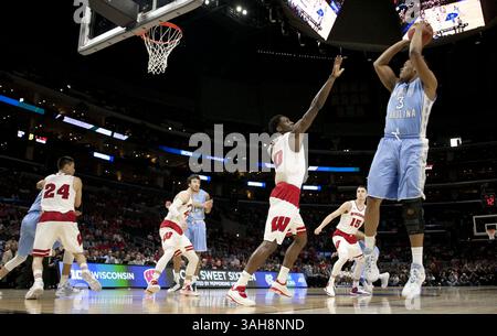 März 2015 – Los Angeles, CA, USA – Kennedy Meeks (3) aus North Carolina schießt während der ersten Hälfte des NCAA Tournament West Regional-Spiels am Donnerstag, den 26. März 2015, im Staples Center in Los Angeles über Nigel Hayes (10) aus Wisconsin. (Bild: © Robert Willett/TNS/ZUMA Wire) Stockfoto