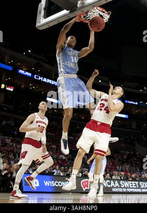 26. März 2015 – Los Angeles, CA, USA – Brice Johnson (11) aus North Carolina stürzt sich während der ersten Hälfte des NCAA Tournament West Regional-Spiels am Donnerstag, den 26. März 2015, im Staples Center in Los Angeles über Bronson Koenig (24) aus Wisconsin. (Bild: © Robert Willett/TNS/ZUMA Wire) Stockfoto