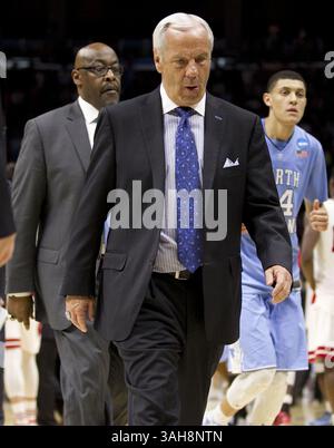26. März 2015 – Los Angeles, CA, USA – North Carolina Head Coach Roy Williams verlässt das Spielfeld, nachdem er 79-72 am Donnerstag, den 26. März 2015, im Staples Center in Los Angeles gegen Wisconsin gegen Wisconsin verloren hatte. (Bild: © Robert Willett/TNS/ZUMA Wire) Stockfoto